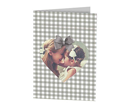 Grafica con quadretti e cuore centrale per la cards