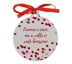 Pallina natalizia in legno con grafica cuori e frase sull'Amore