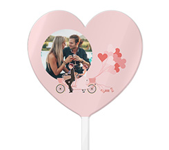 Cake topper cuore con grafica sposini in bici e foto