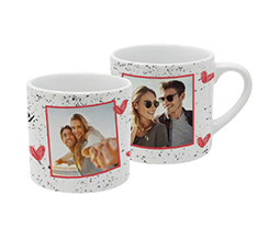 Tazzina di caffè con cuori e scritta