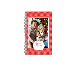 Agenda piccola con stelle e sfondo rosso, grafica natalizia