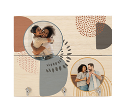 appendichiavi su listelli in legno personalizzato con due foto e grafica astratta