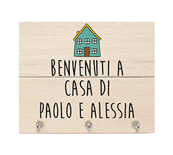 appendichiavi in legno su listelli con grafica benvenuti a casa di