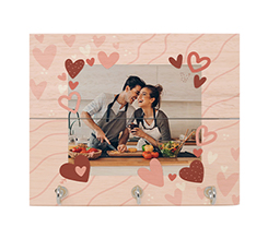 portachiavi da parete in legno stampato su listelli con foto e grafica con cornice di cuori