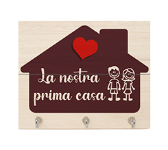 appendichiavi in legno da parete stampato su listelli con grafica con scritta la nostra prima casa