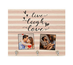 appendichiavi su listelli in legno stampato con grafica con due foto e scritta live laugh love