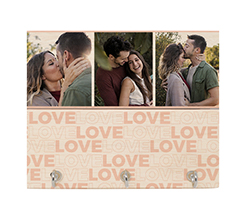 appendichiavi su listelli in legno stampato con collage di tre foto e grafica con scritte love