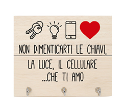 appendichiavi su listelli in legno lista di cose da non dimenticare