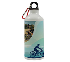 borraccia sportiva per bicicletta con sfondo azzurro