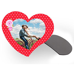 Calamita a forma di cuore con sfondo rosso a pois