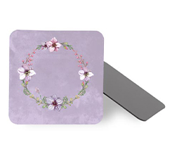 Calamita con sfondo viola e fiori