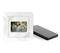 Calamita in masonite con grafica bianca