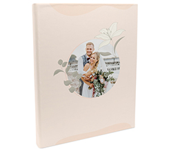 album per matrimonio personalizzato con grafica con fiori su sfondo rosa e foto
