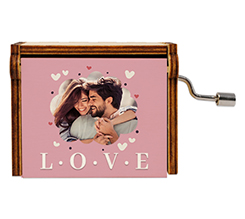 Carillon in legno con grafica Love per innamorati