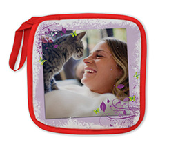 Presina da cucina dal bordo rosso con fantasia viola