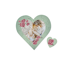 Puzzle cuore in legno con rose e sfondo turchese