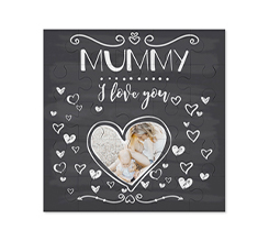 Puzzle quadrato in legno con cuore e sfondo nero