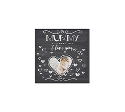 Puzzle quadrato in legno con cuore e sfondo nero