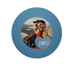 Un puzzle rotondo con grafica blue jeans