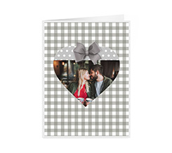 Biglietto auguri con sfondo a quadretti e cuore centrale per foto