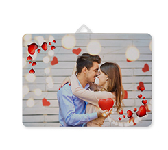 Pannello in legno con foto e cuori per San Valentino