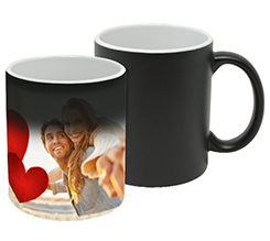 Tazza magica con grafica cuori per San Valentino