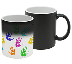 Tazza magica per maestre con grafica mani colorate