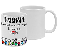 Tazza con bambini stilizzati e scritta come regalo per maestre