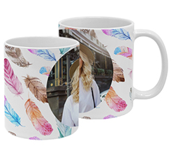tazza panoramica personalizzata con foto e grafica piume colorate