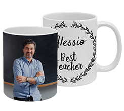 La tazza con ghirlanda e dedica per insegnanti