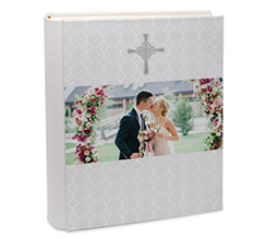 album fotografico con retro in pelle con foto e grafica con croce bianca