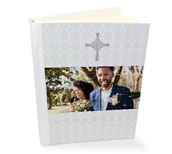 album fotografico con retro in pelle con foto e grafica con croce bianca