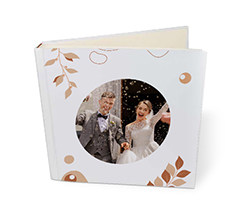 album fotografico per matrimonio quadrato con foto e grafica con cerchio e fiori rossi astratti