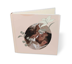 album matrimonio personalizzato con foto e grafica con sfondo rosa e fiori delicati