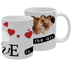 Cuori rossi e nuvole su tazza con foto