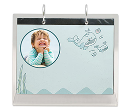 calendario per bambini in plexiglass con foto e grafica con balene