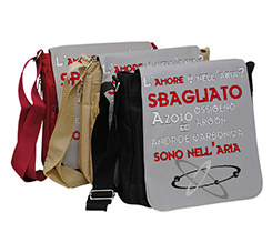 Borsa a tracolla con frase ironica sull'amore