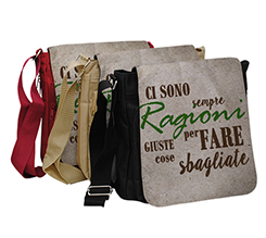 Borsa a tracolla con frase Ragioni giuste per cose sbagliate