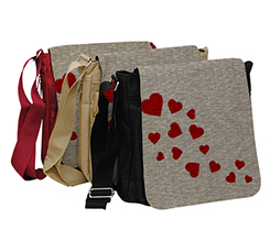 Borsa a tracolla in diversi colori con grafica a cuori