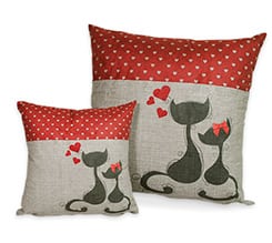 Cats in Love su Cuscino in Tessuto Scamosciato