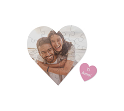 Puzzle a cuore in legno con foto di innamorati