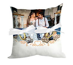 cuscino portafedi con grafica con merletto e cuoricini