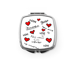 Con grafica con scritte nere e cuori