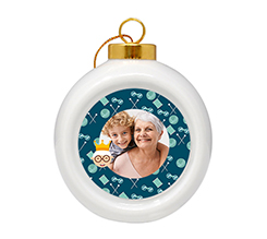 Pallina di Natale in ceramica Nonna con corona