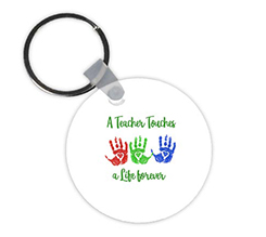 portachiavi rotondo in legno per maestre con grafica impronte