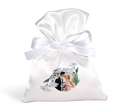 sacchetto confetti matrimonio con foto e grafica con cerchio e fiori bianchi