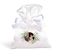 sacchetto confetti matrimonio personalizzato con foto in cornice con fiori verdi