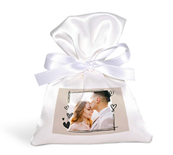 sacchetto confetti matrimonio con foto sfondo beige e cornice con cuoricini