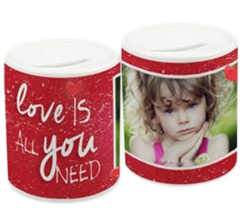 salvadanaio con grafica love is all you need