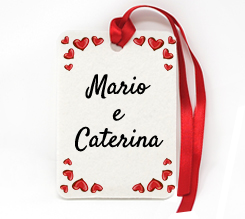 targhetta segnaposto per matrimonio con nomi e grafica con cuori